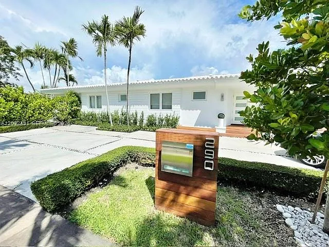290 Shore Dr E