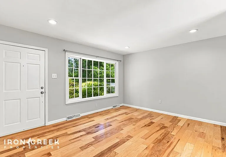 16 King Arthur Pl — Photo 4