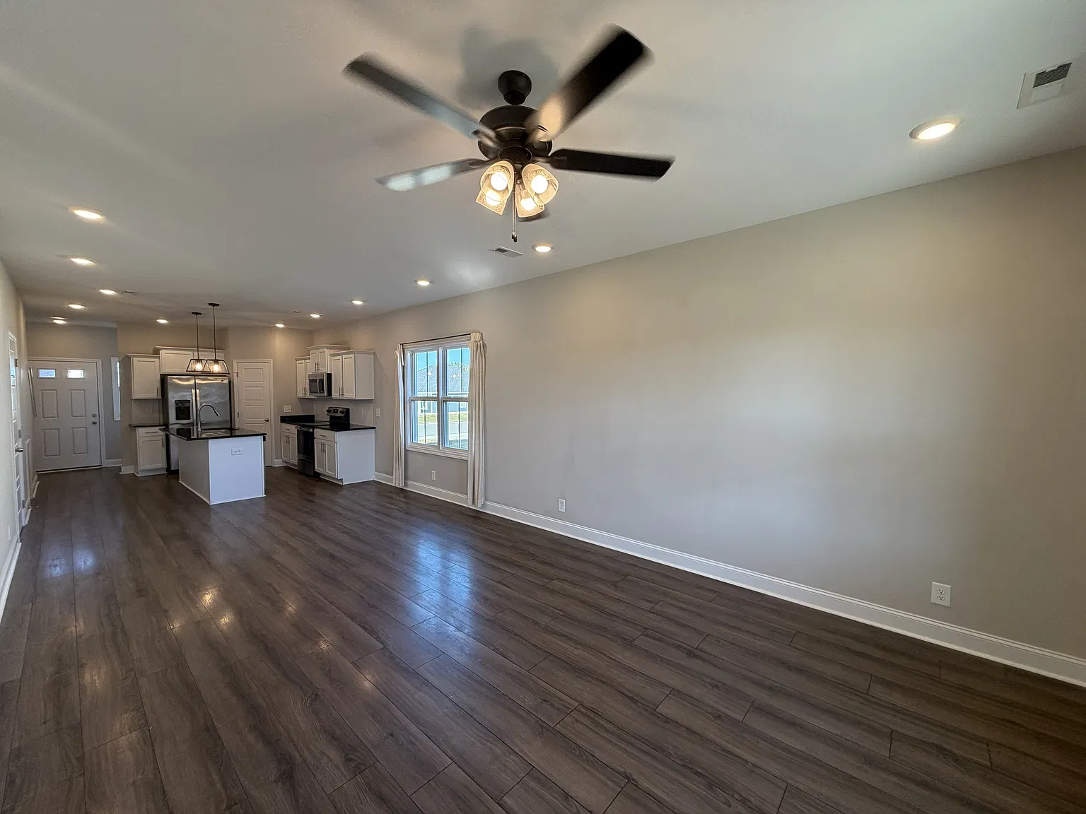 3 bed, 2.5 bath, 1350 sqft, $1,800 — Photo 3