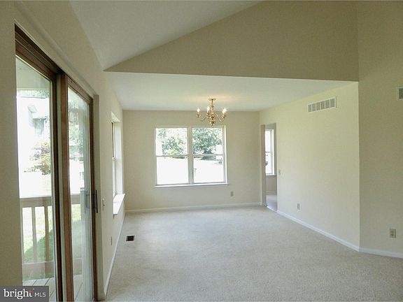 4th image of 206 E Cobblefield Ct