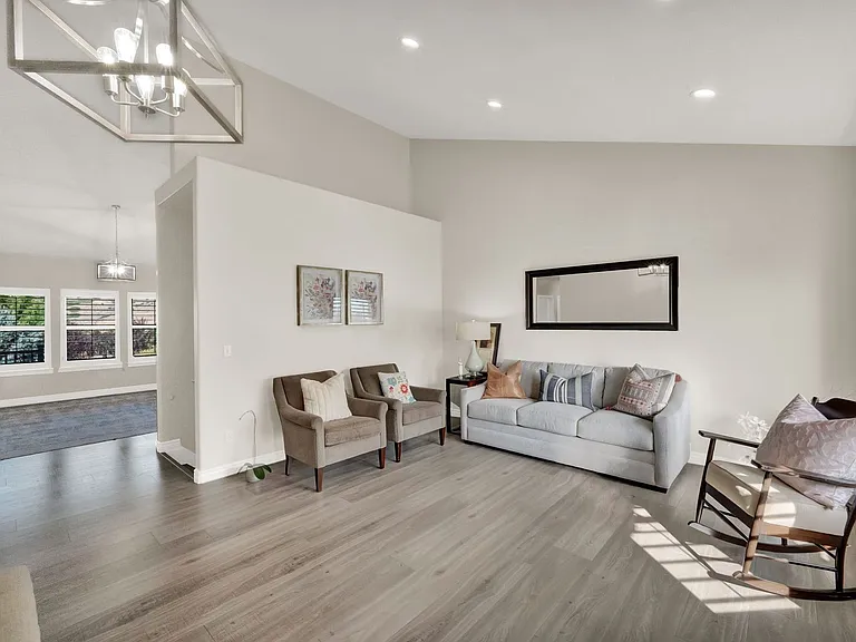 1693 E Crimson Oak Dr — Photo 4