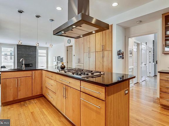 4th image of 17703 Globe Theatre Dr