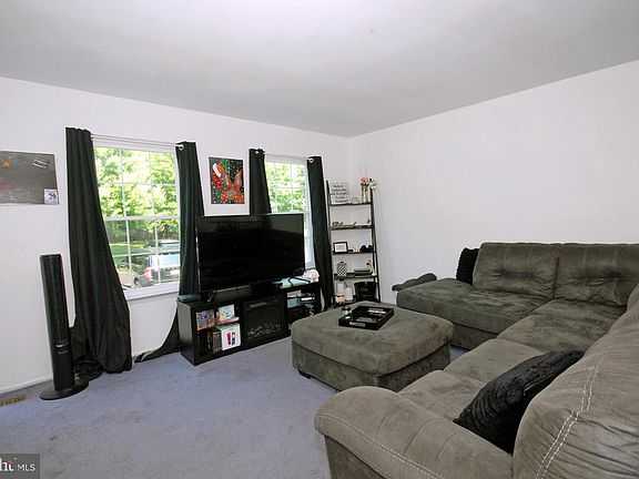 3rd image of 31 Dunmoor Ct S