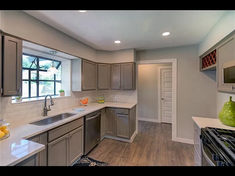 8200 Grayledge Dr — Photo 6