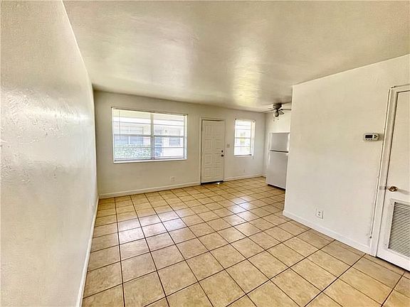 4th image of 711 SE 15th St APT 3