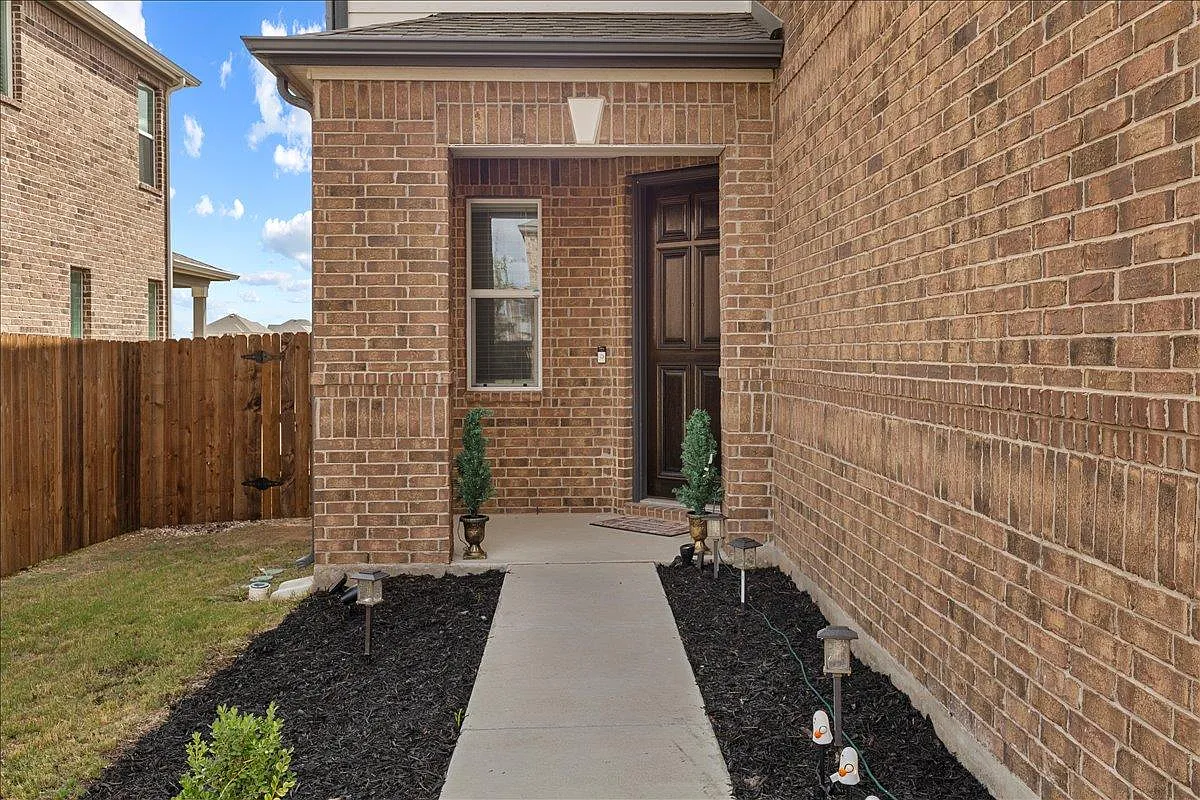 4 bed, 3.5 bath, 2734 sqft, $2,395 — Photo 4