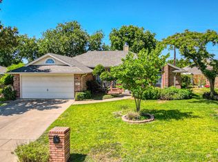 917 NW Park Meadow Ln, Burleson, TX 76028
