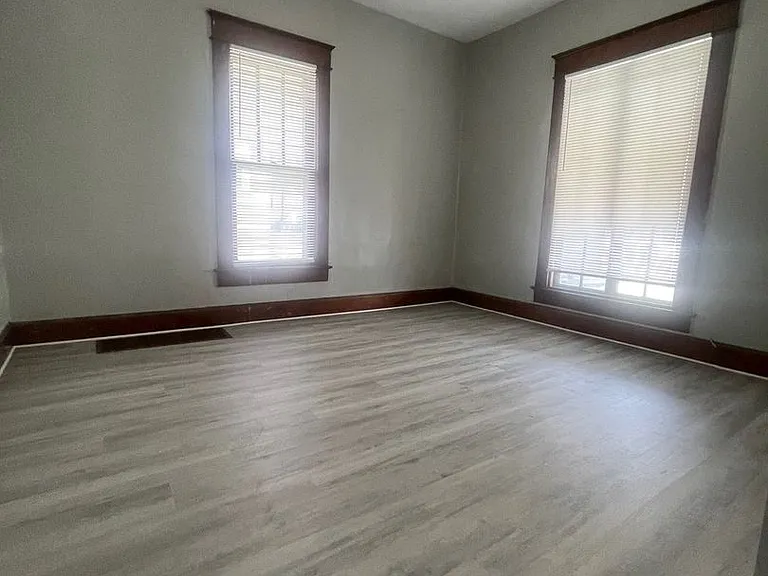 2105 W Jackson St — Photo 7