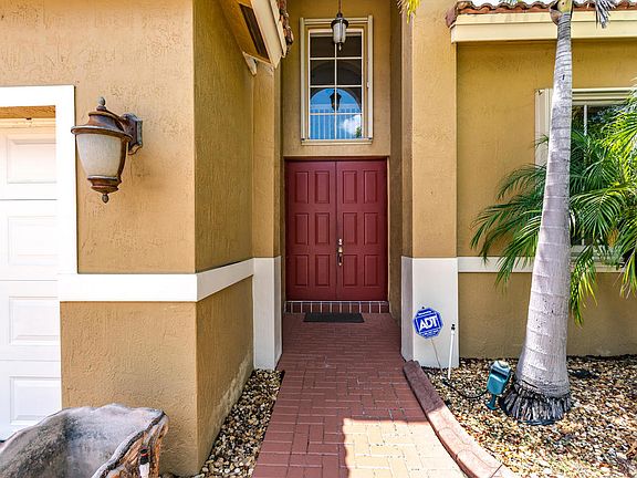 4th image of 1530 SW 193rd Ter