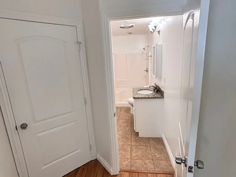 3 Bedroom 2 bathroom unit available, Larchmont area — Photo 18