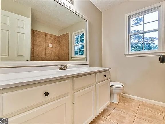 full bathroom upstairs with tiled tub/shower