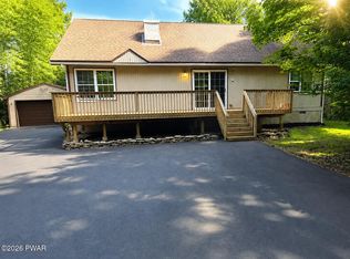 1005 Deerfield Dr, Newfoundland, PA 18445