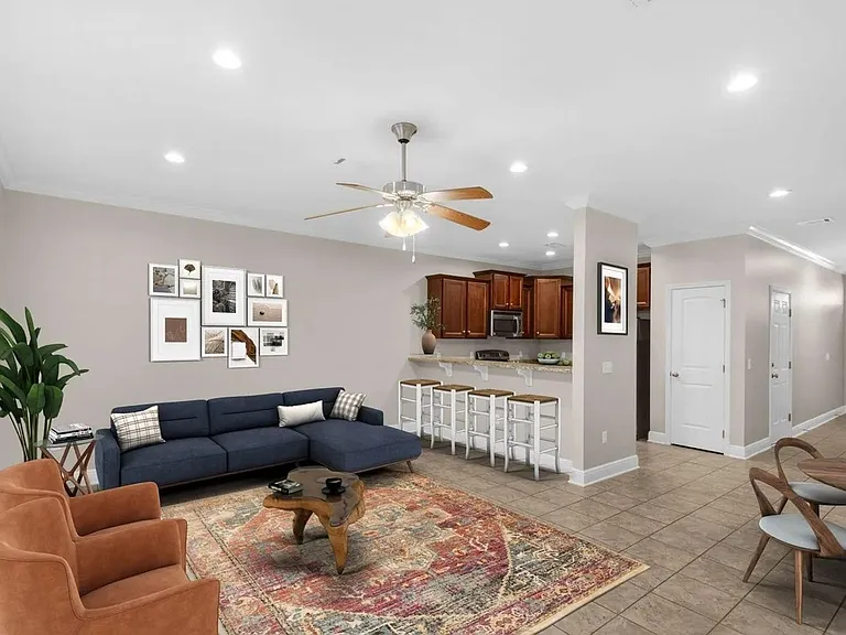 17 W Shady Oaks Ln #C — Photo 2