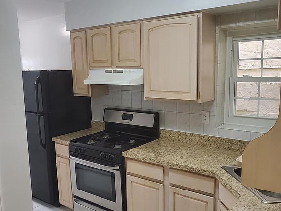 2nd image of 1-4161 E Tremont Ave #1