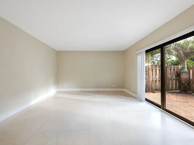 2471 Waterside Dr — Photo 10