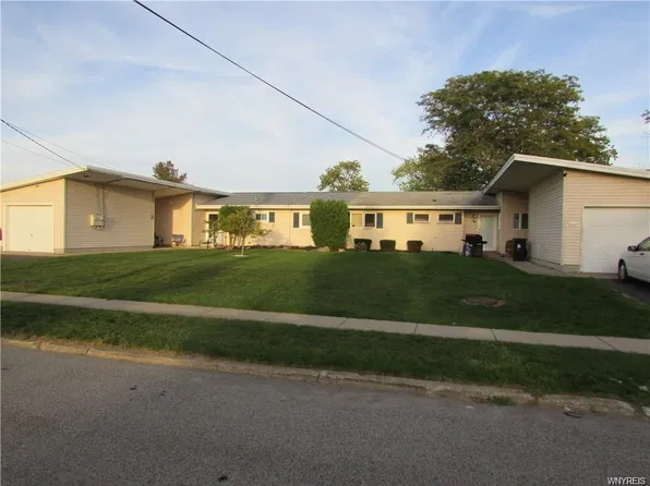 22 Steele Cir, Niagara Falls, NY 14304