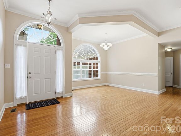 4th image of 3652 Burton St