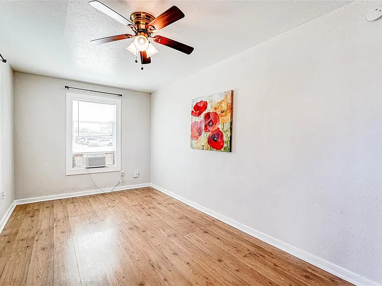2520 Anita St — Photo 4