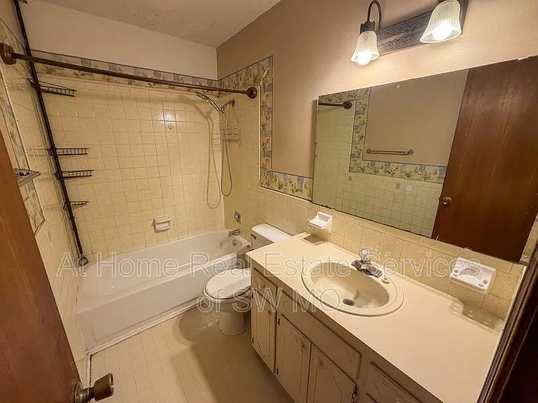 1444 S Gelven Ave — Photo 8