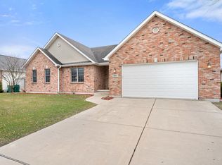 330 E Maplewood Dr, Sycamore, IL 60178