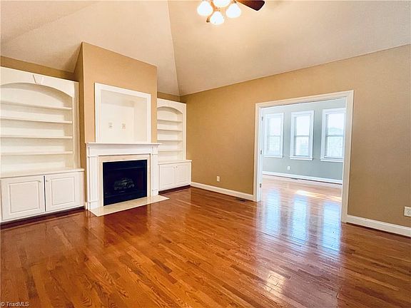 4th image of 611 Hertford Ln