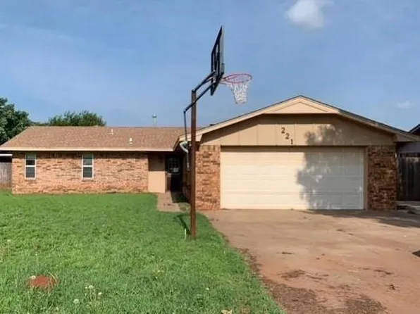 221 Cedar Ave, Elk City, OK 73644