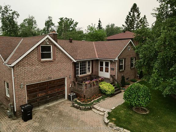 2nd image of 104 Eccles St N