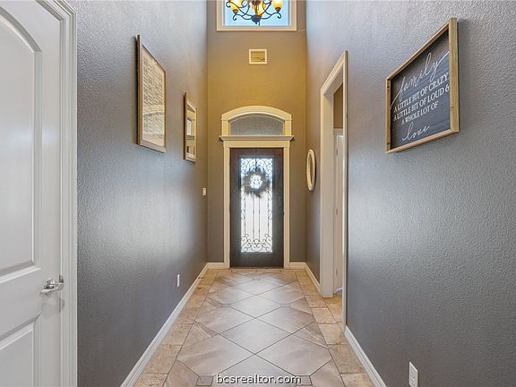 4th image of 2912 Ascot Ct