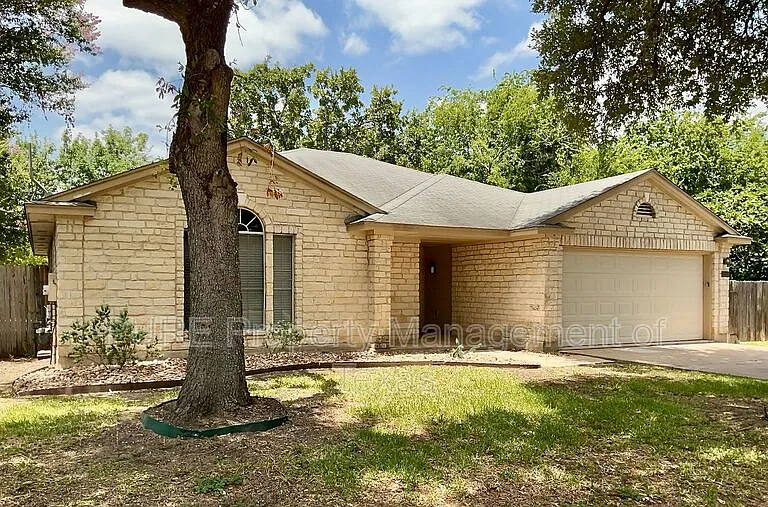 1102 Leah Ln — Photo 1