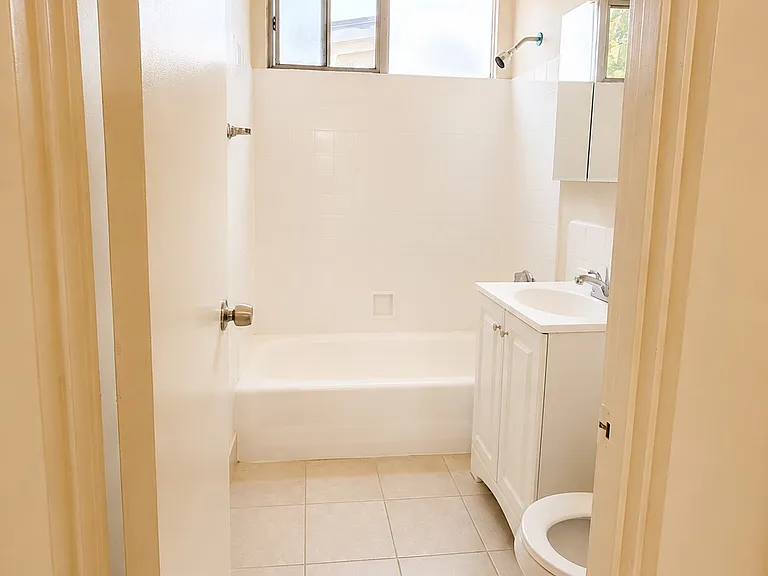 2119 N Beachwood Dr #4 — Photo 4