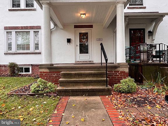 3rd image of 121 S Park Rd