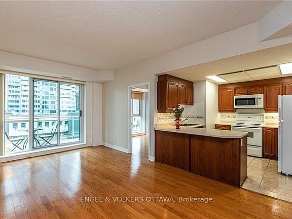 2nd image of 134 York St #602
