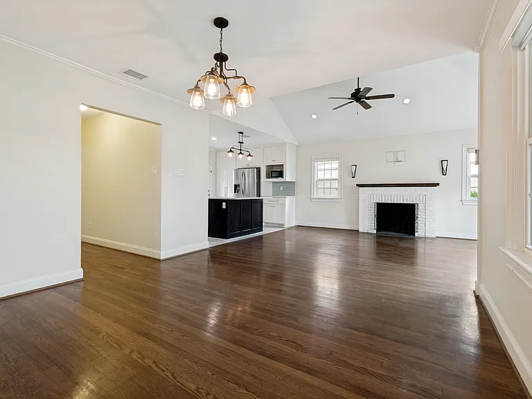 615 S Montclair Ave — Photo 5
