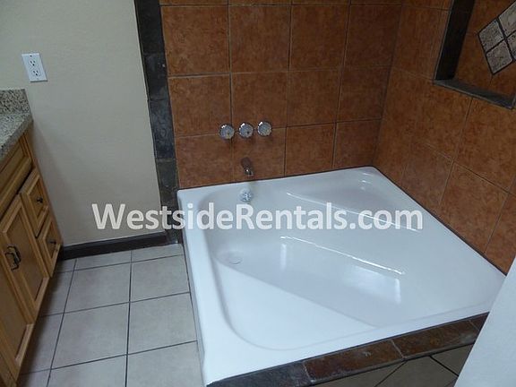 4th image of 824 Glenway Dr APT 01