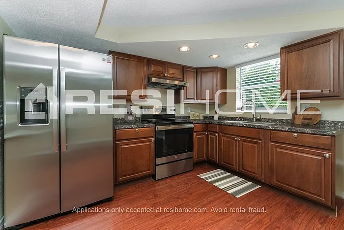 3 bed, 1.0 bath, 1000 sqft, $1,605 — Photo 3
