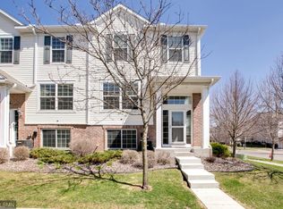 906 Ledgestone Dr, Mahtomedi, MN 55115