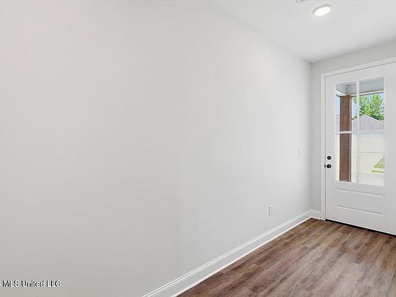 5th image of 410 Hyde Park Cv