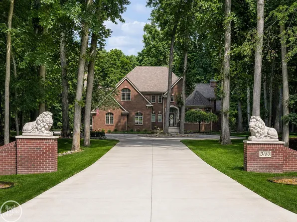 3180 Canyon Oaks Trl, Milford, MI 48380