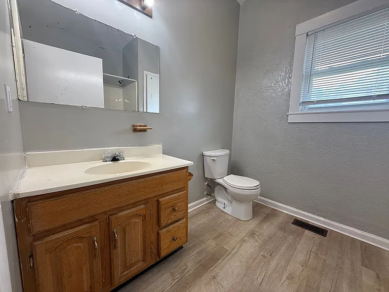 509 W 8th St — Photo 13
