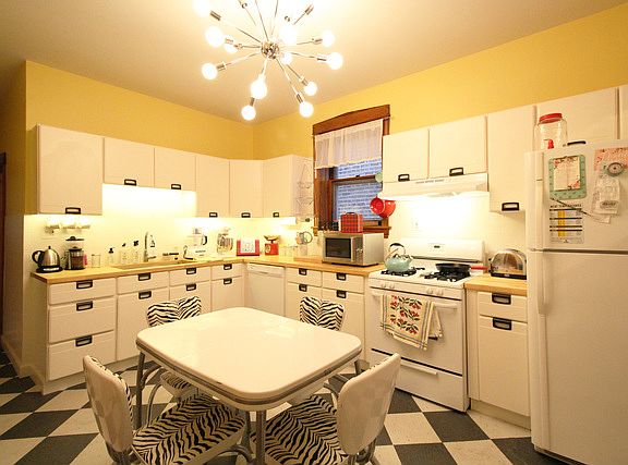3rd image of 2036 N Sawyer Ave #1