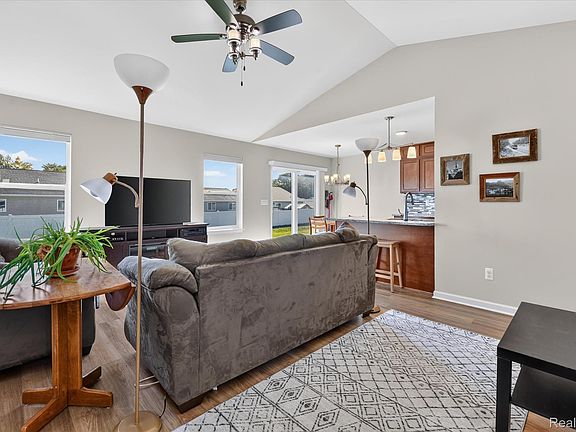 4th image of 3107 Daisy Way