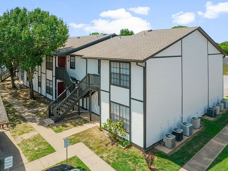 Twin Oaks - $500 Off First Months Rent! — Photo 18