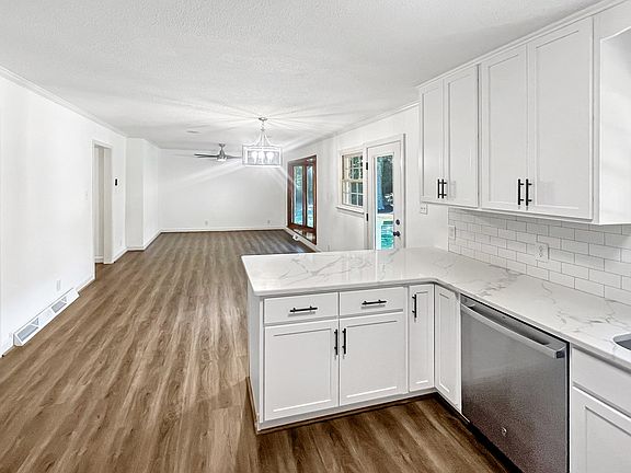 4th image of 456 Berkshire Dr
