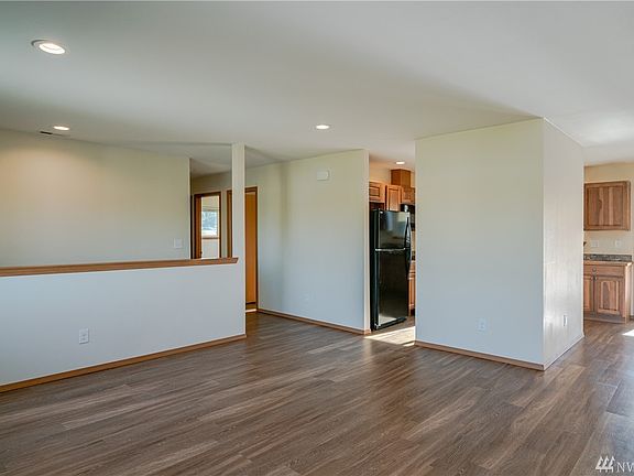 4th image of 400/402 9th St NE