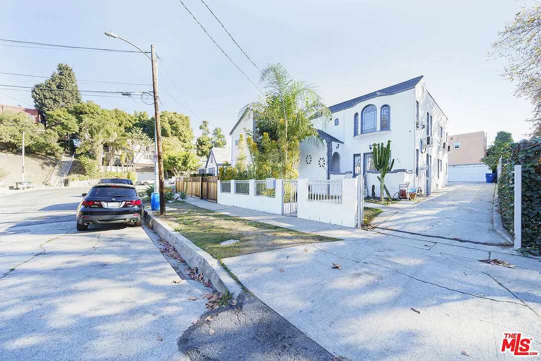 3 bed, 2.0 bath, 1030 sqft, $3,600 — Photo 1