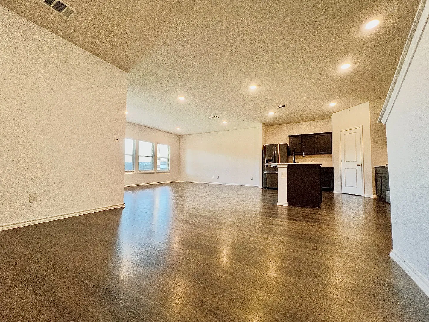 Corner-Lot 4BR with Bonus Room, Huge Yard & Resort-Style Amenities in Royse City — Photo 4