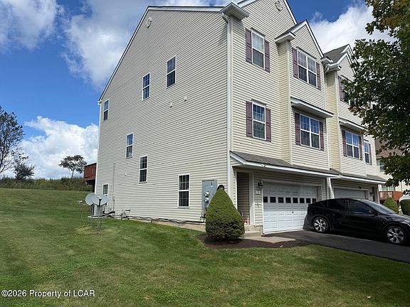 3rd image of 11 Nicole Ln