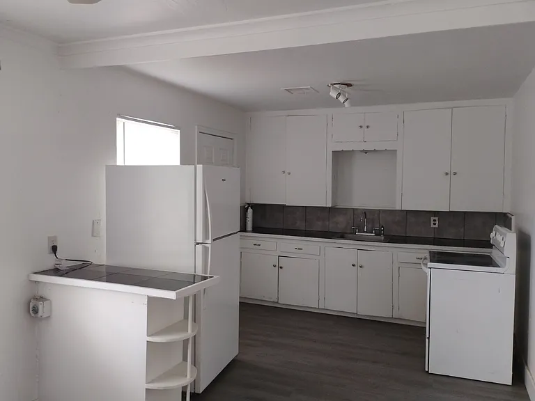 1633 E 10th St #1 — Photo 5