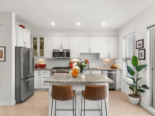 307 E 15th St #3, North Vancouver, BC V7L 2R6