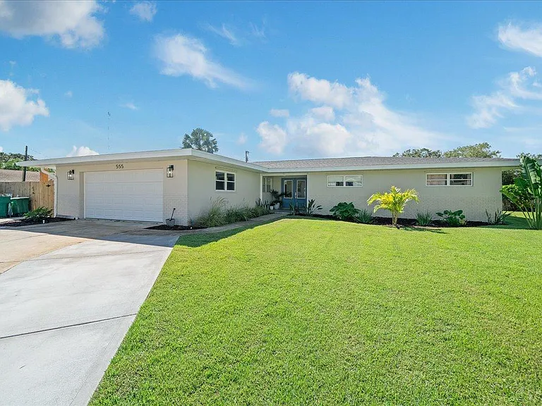 555 Norwood Ct — Photo 1